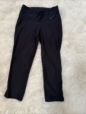 Nike Black Cropped Performance Leggings with mesh.